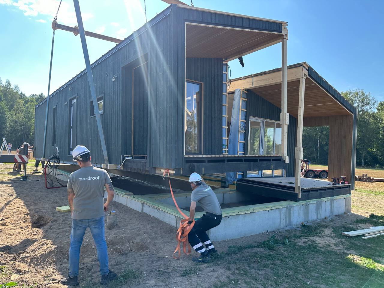 Nordroof_Aseembling modular house